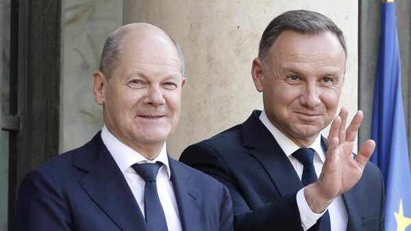 O presidente polonês Andrzej Duda (D) e o chanceler alemão Olaf Scholz (E) chegam para a cúpula do triângulo de Weimar entre França, Alemanha e Polônia, no Palácio do Eliseu, em Paris, 12 de junho de 2023 - Sputnik Brasil