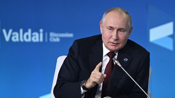 O presidente russo, Vladimir Putin, discursa na sessão plenária da 20ª reunião anual do Clube Valdai de Discussões Internacionais, em 5 de outubro de 2023 - Sputnik Brasil
