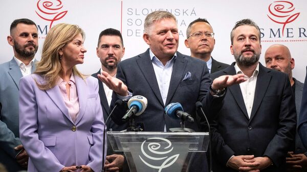 O presidente do partido Smer, Robert Fico, gesticula ao discursar em uma entrevista coletiva na sede do partido após uma eleição parlamentar antecipada em Bratislava, Eslováquia, em 1º de outubro de 2023 - Sputnik Brasil