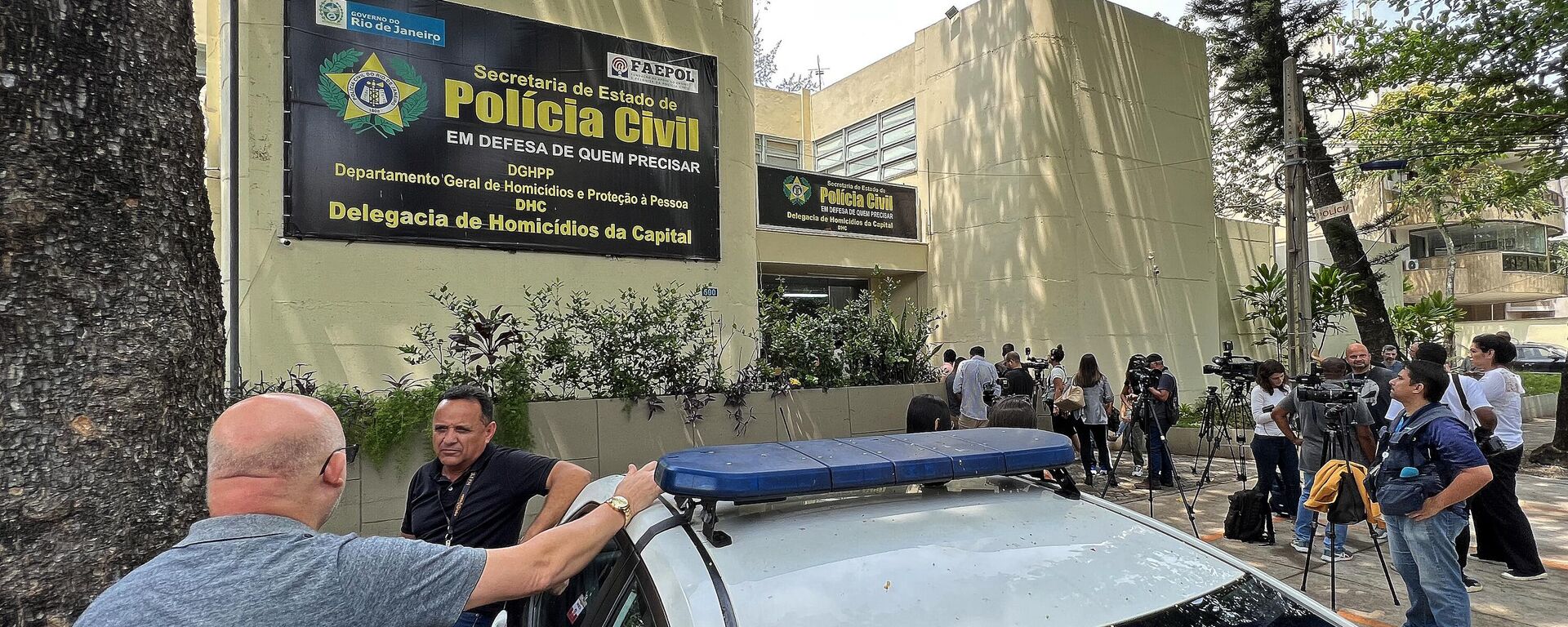 Jornalistas se reúnem em frente à Delegacia de Homicídios da Capital, da Polícia Civil. Rio de Janeiro (RJ), 5 de outubro de 2023 - Sputnik Brasil, 1920, 26.10.2023
