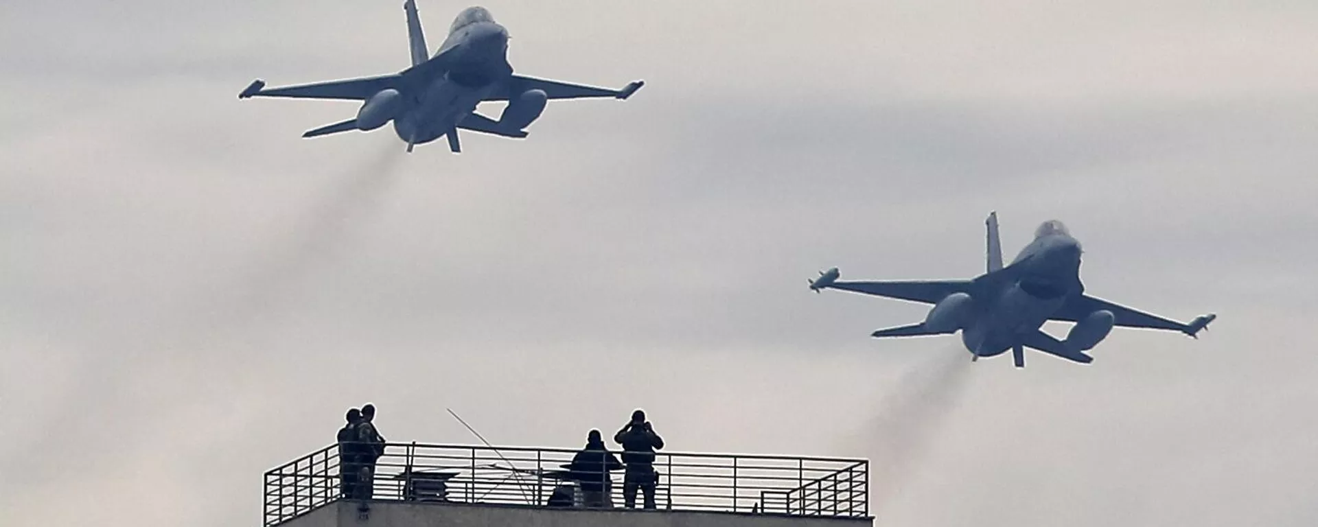 Os caças F-16 da Força Aérea participam do desfile militar anual em comemoração ao Dia das Glórias do Exército, tradição nos feriados do Dia da Independência, no Parque O'Higgins, em Santiago, no dia 19 de setembro de 2023 - Sputnik Brasil, 1920, 05.10.2023