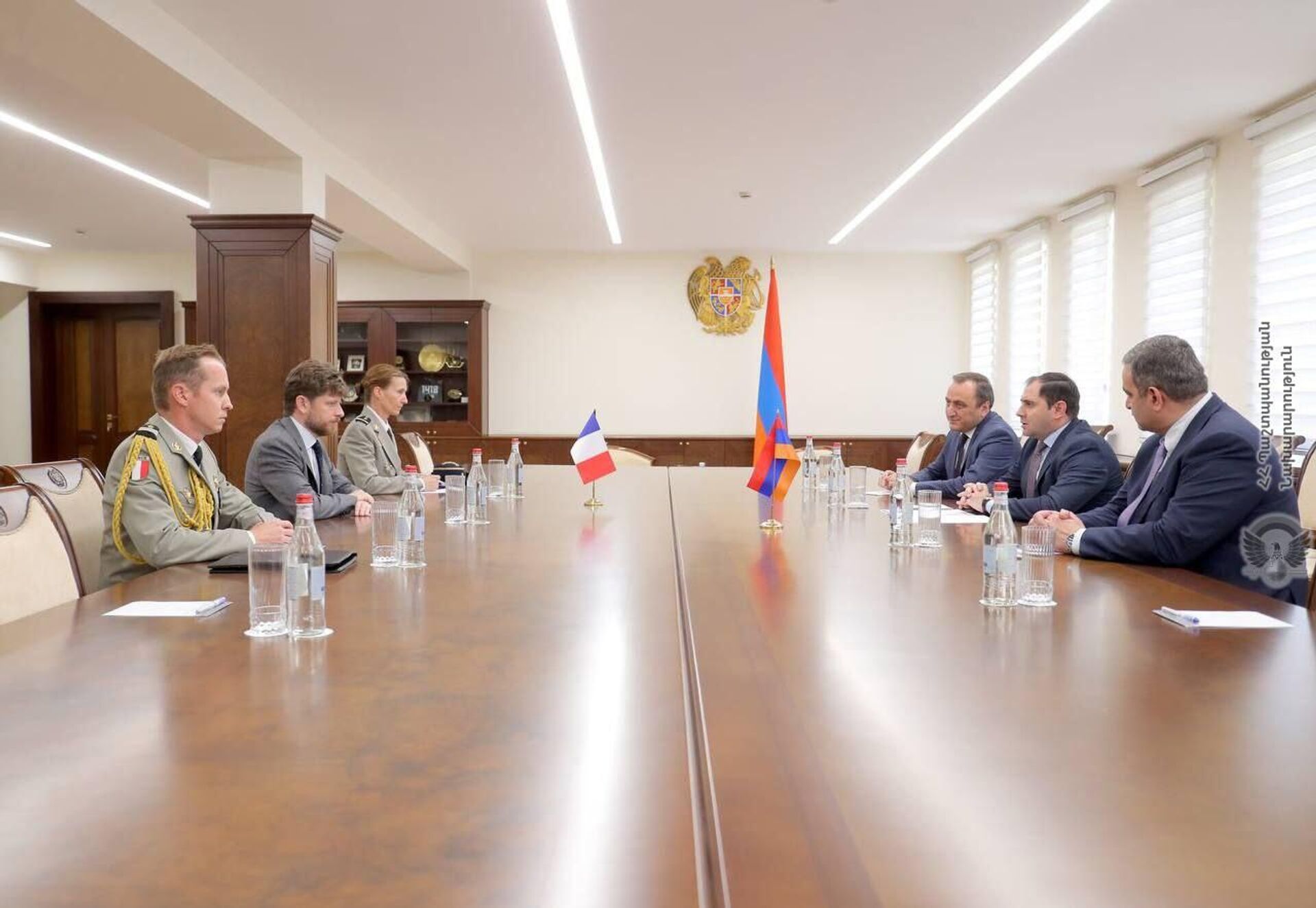 O recém-nomeado embaixador da França na Armênia, Olivier Decottignies, e o adido de Defesa, tenente-coronel Arnaud Helly, encontram-se com o ministro da Defesa armênio, Suren Papikyan, em 9 de agosto de 2023 - Sputnik Brasil, 1920, 06.10.2023
