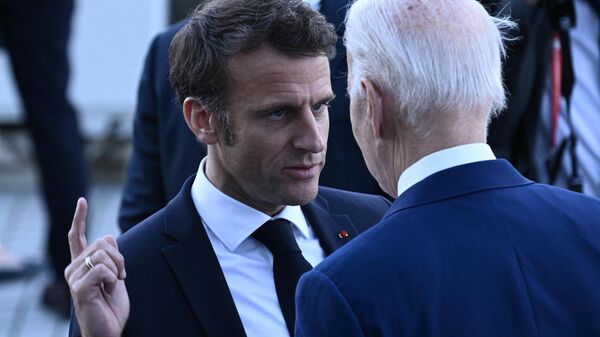 O presidente da França, Emmanuel Macron, fala com o presidente dos EUA, Joe Biden, antes de uma foto de família dos líderes do G7 e dos países convidados durante a Cúpula dos Líderes do G7 em Hiroshima, em 20 de maio de 2023 - Sputnik Brasil