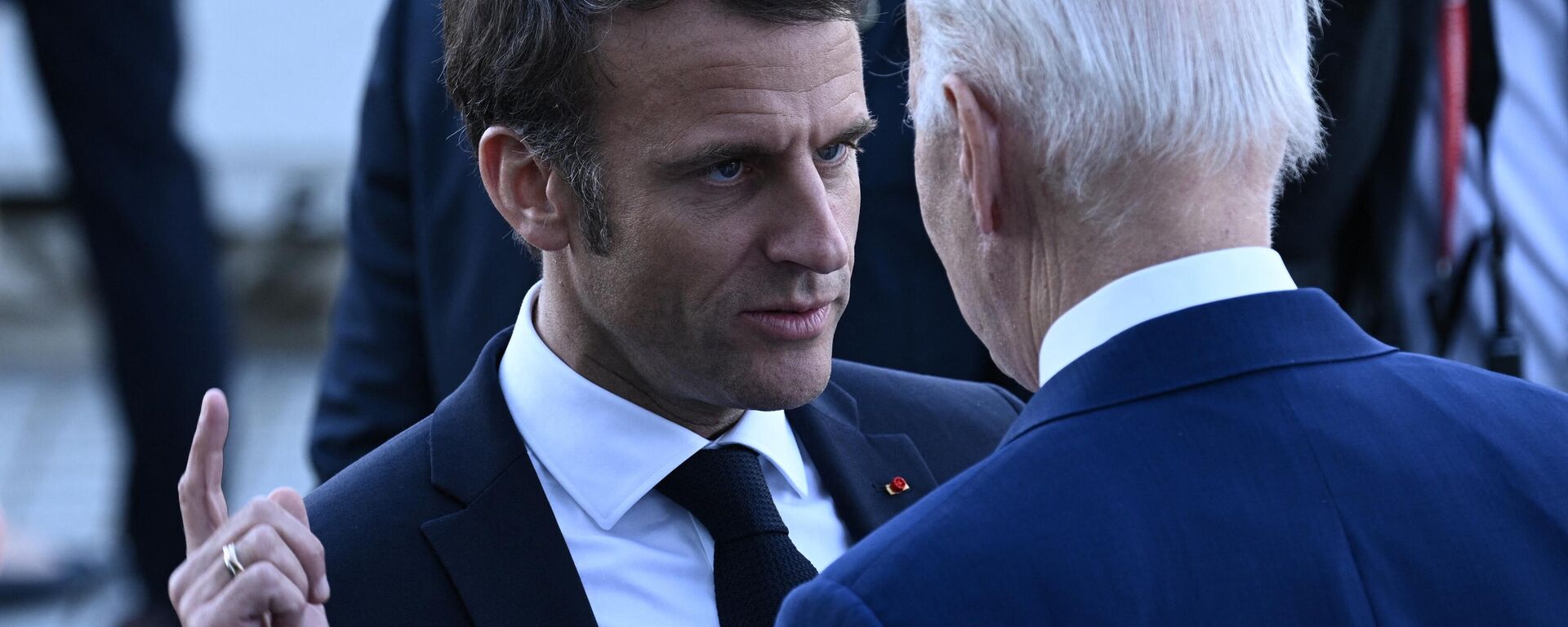 O presidente da França, Emmanuel Macron, fala com o presidente dos EUA, Joe Biden, antes de uma foto de família dos líderes do G7 e dos países convidados durante a Cúpula dos Líderes do G7 em Hiroshima, em 20 de maio de 2023 - Sputnik Brasil, 1920, 06.10.2023