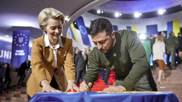 O presidente ucraniano, Vladimir Zelensky, e a presidente da Comissão Europeia, Ursula von der Leyen, escrevem seus desejos em uma bandeira ucraniana durante a cúpula UE-Ucrânia em Kiev, Ucrânia, em 2 de fevereiro de 2023 - Sputnik Brasil