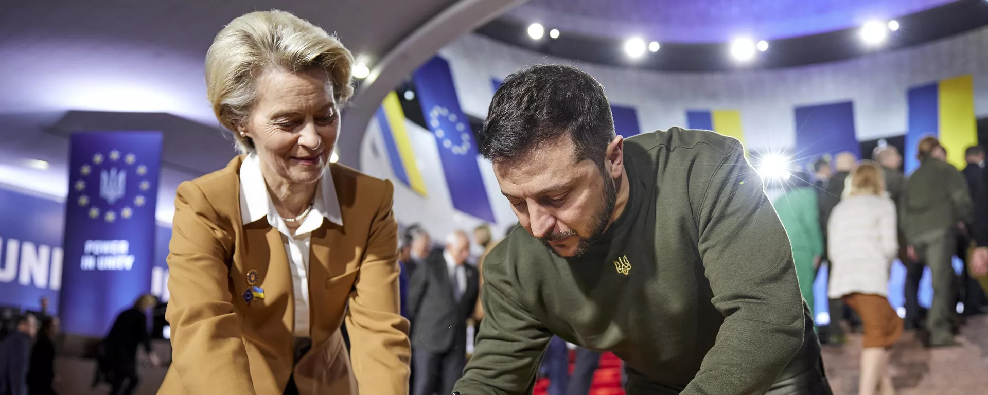 O presidente ucraniano, Vladimir Zelensky, e a presidente da Comissão Europeia, Ursula von der Leyen, escrevem seus desejos em uma bandeira ucraniana durante a cúpula UE-Ucrânia em Kiev, Ucrânia, em 2 de fevereiro de 2023 - Sputnik Brasil, 1920, 06.10.2023