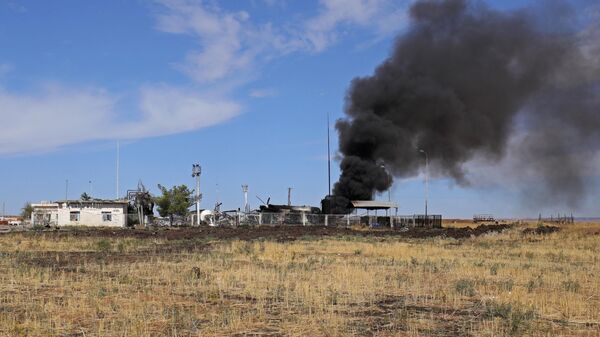 Ondas de fumaça da instalação petrolífera de Babasi, na zona rural de al-Qahtaniya, na província de Hasakeh, no nordeste da Síria, controlada pelos curdos, em 6 de outubro de 2023, após um ataque turco - Sputnik Brasil
