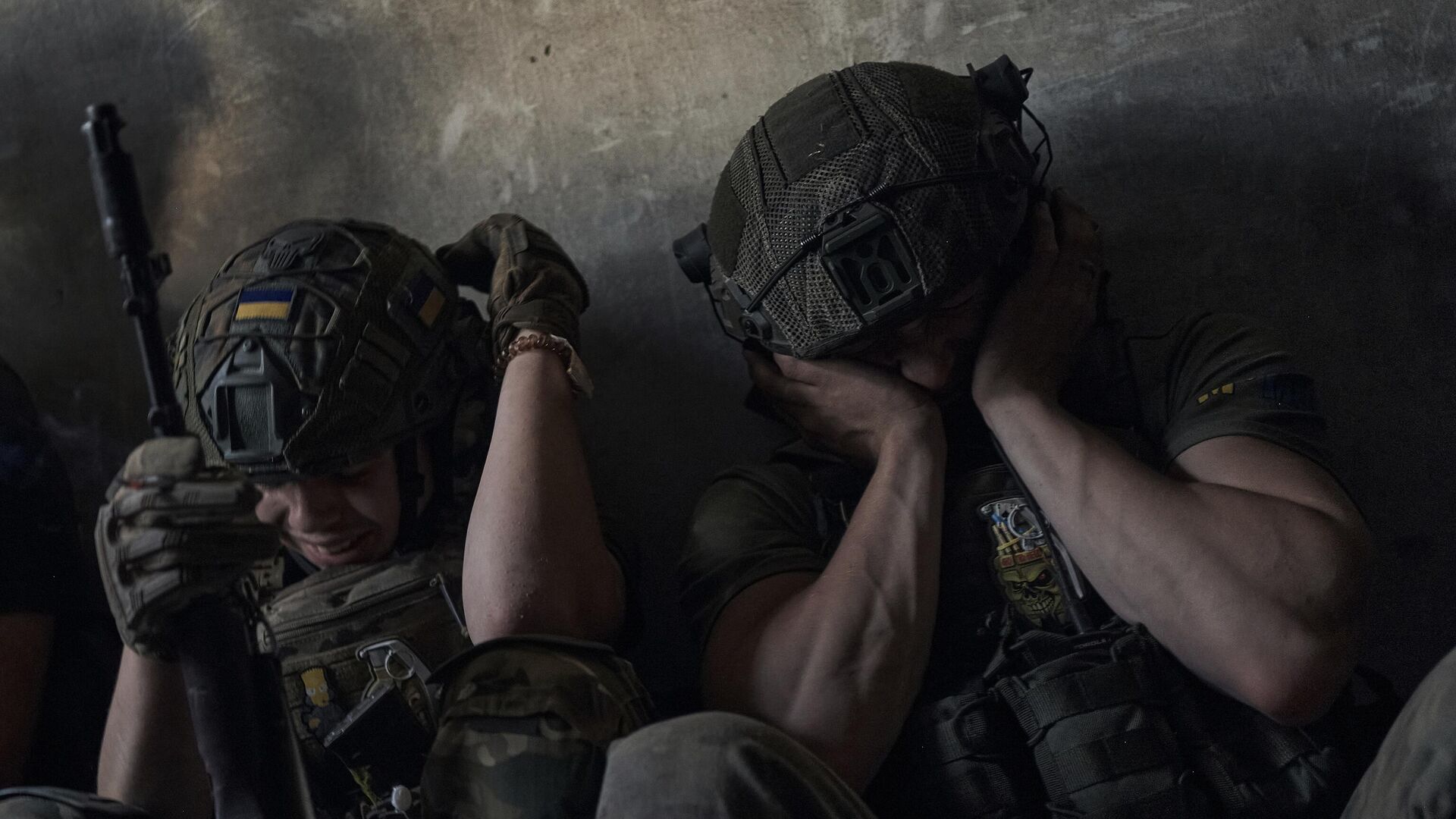 Soldados ucranianos cobrem os ouvidos para se proteger do bombardeio de tanques russos na região de Zaporozhie, em 2 de julho de 2023 - Sputnik Brasil, 1920, 06.02.2024