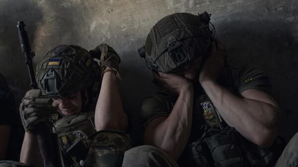 Soldados ucranianos cobrem os ouvidos para se proteger do bombardeio de tanques russos na região de Zaporozhie, em 2 de julho de 2023 - Sputnik Brasil