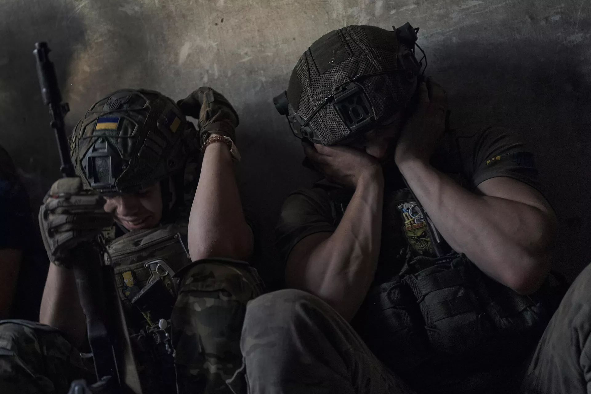 Soldados ucranianos cobrem os ouvidos para se proteger do bombardeio de tanques russos na região de Zaporozhie. Ucrânia, 2 de julho de 2023 - Sputnik Brasil, 1920, 27.04.2024