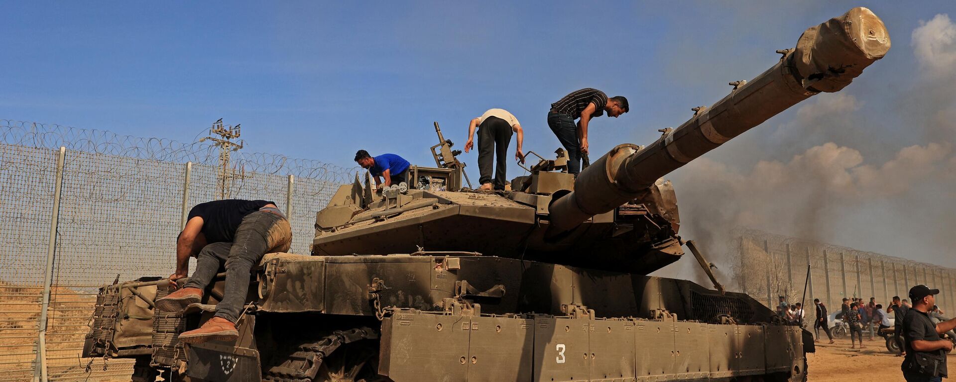 Palestinos assumem o controle de um tanque israelense depois de atravessar a cerca de fronteira com Israel de Khan Yunis no sul da Faixa de Gaza em 7 de outubro - Sputnik Brasil, 1920, 07.10.2023