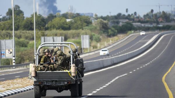 Soldados israelenses dirigem-se para o sul perto da cidade de Ashkelon, em Israel - Sputnik Brasil