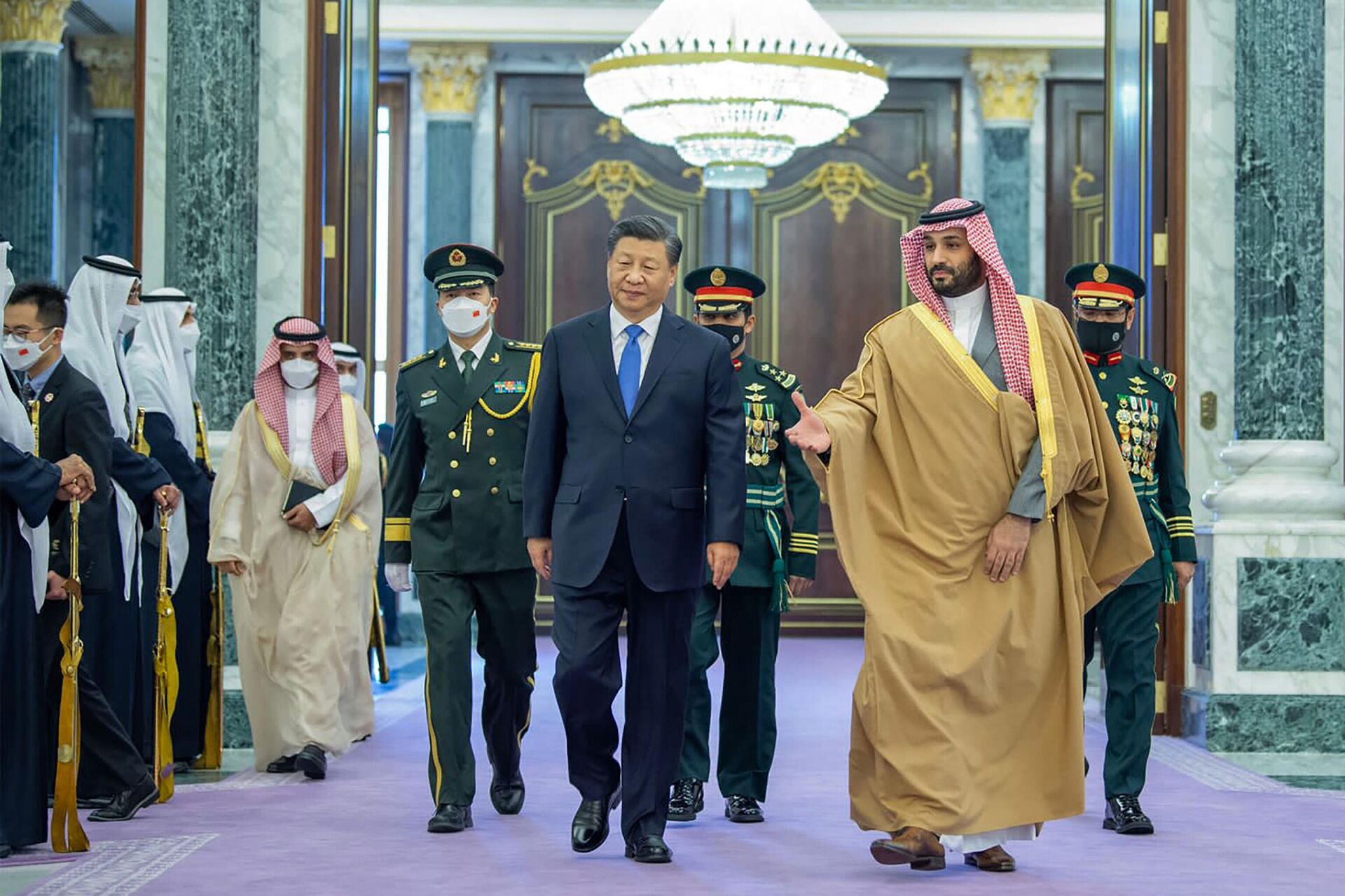 Nesta foto disponibilizada pela Agência de Imprensa Saudita, SPA, o presidente chinês Xi Jinping, à esquerda, é recebido pelo príncipe herdeiro saudita e primeiro-ministro Mohammed bin Salman, após a sua chegada ao Palácio Al Yamama, em Riad, Arábia Saudita, 12 de dezembro 2022 - Sputnik Brasil, 1920, 19.04.2024