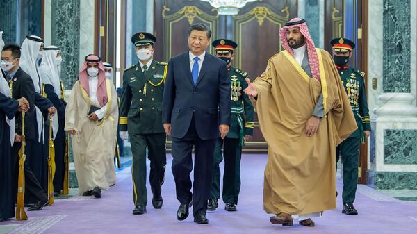 Nesta foto disponibilizada pela Agência de Imprensa Saudita, SPA, o presidente chinês Xi Jinping, à esquerda, é recebido pelo príncipe herdeiro saudita e primeiro-ministro Mohammed bin Salman, após a sua chegada ao Palácio Al Yamama, em Riad, Arábia Saudita, 12 de dezembro 2022 - Sputnik Brasil