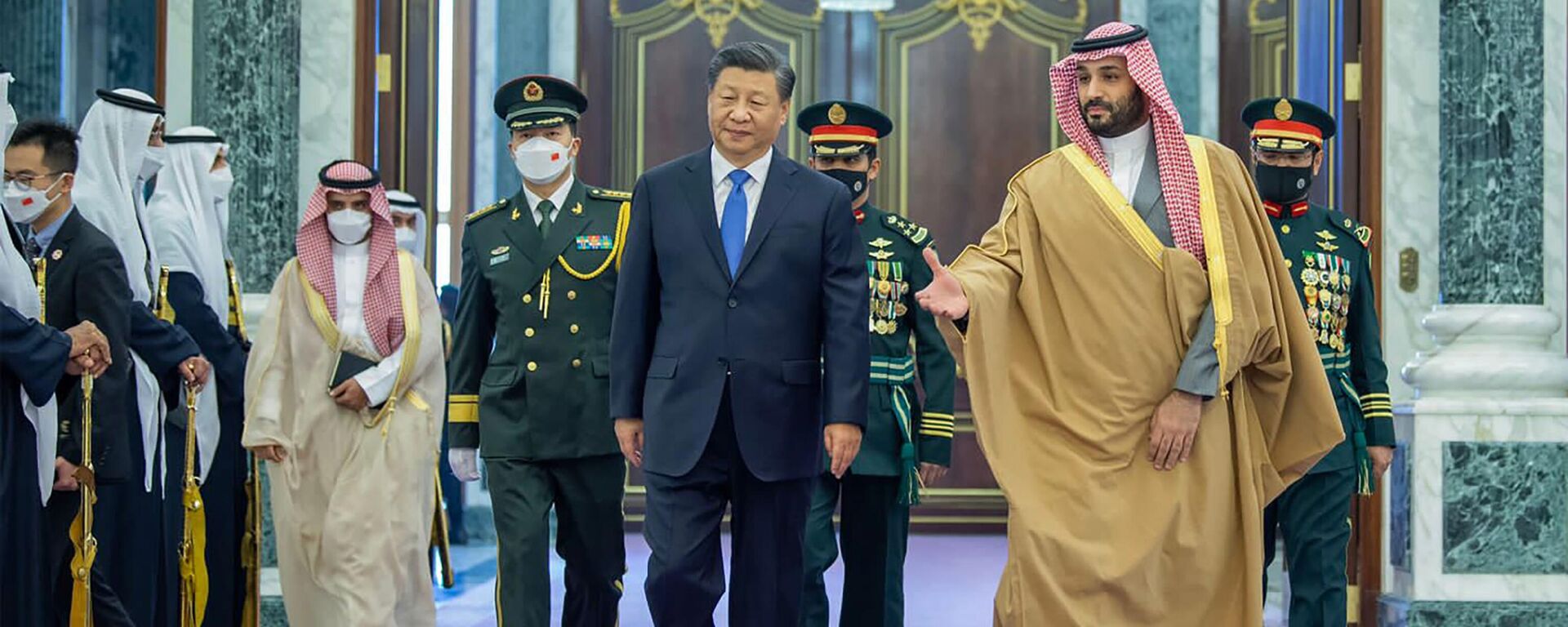 Nesta foto disponibilizada pela Agência de Imprensa Saudita, SPA, o presidente chinês Xi Jinping, à esquerda, é recebido pelo príncipe herdeiro saudita e primeiro-ministro Mohammed bin Salman, após a sua chegada ao Palácio Al Yamama, em Riad, Arábia Saudita, 12 de dezembro 2022 - Sputnik Brasil, 1920, 07.10.2023