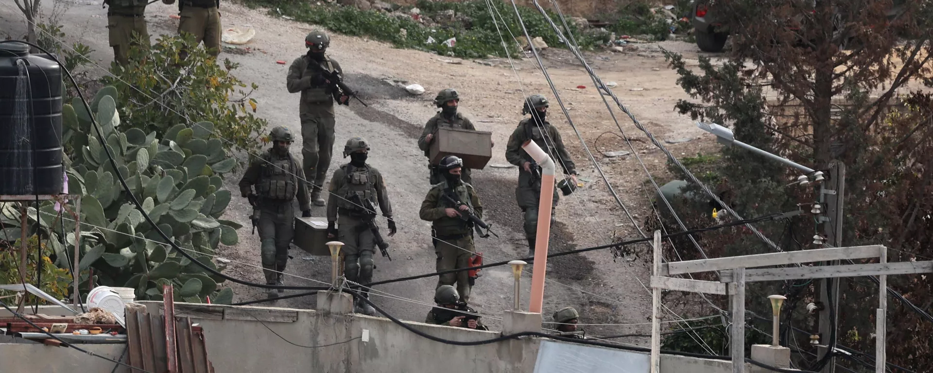 Soldados israelenses são fotografados na aldeia palestina de Kafr Dan, em Jenin, na Cisjordânia ocupada, em 2 de janeiro de 2023, durante uma operação para demolir as casas de dois palestinos acusados de matar um soldado israelense - Sputnik Brasil, 1920, 07.10.2023