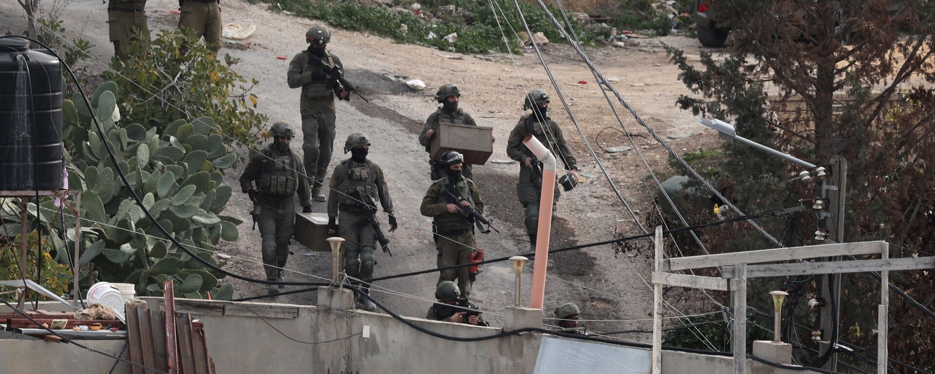 Soldados israelenses são fotografados na aldeia palestina de Kafr Dan, em Jenin, na Cisjordânia ocupada, em 2 de janeiro de 2023, durante uma operação para demolir as casas de dois palestinos acusados de matar um soldado israelense - Sputnik Brasil, 1920, 11.10.2023