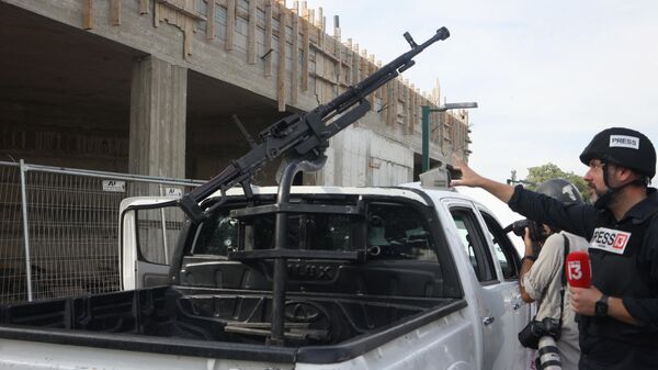 Jornalistas tiram fotos de uma caminhonete equipada com metralhadora na cidade de Sderot, no sul, em 7 de outubro de 2023, depois que o grupo militante palestino Hamas lançou um ataque surpresa em grande escala contra Israel - Sputnik Brasil