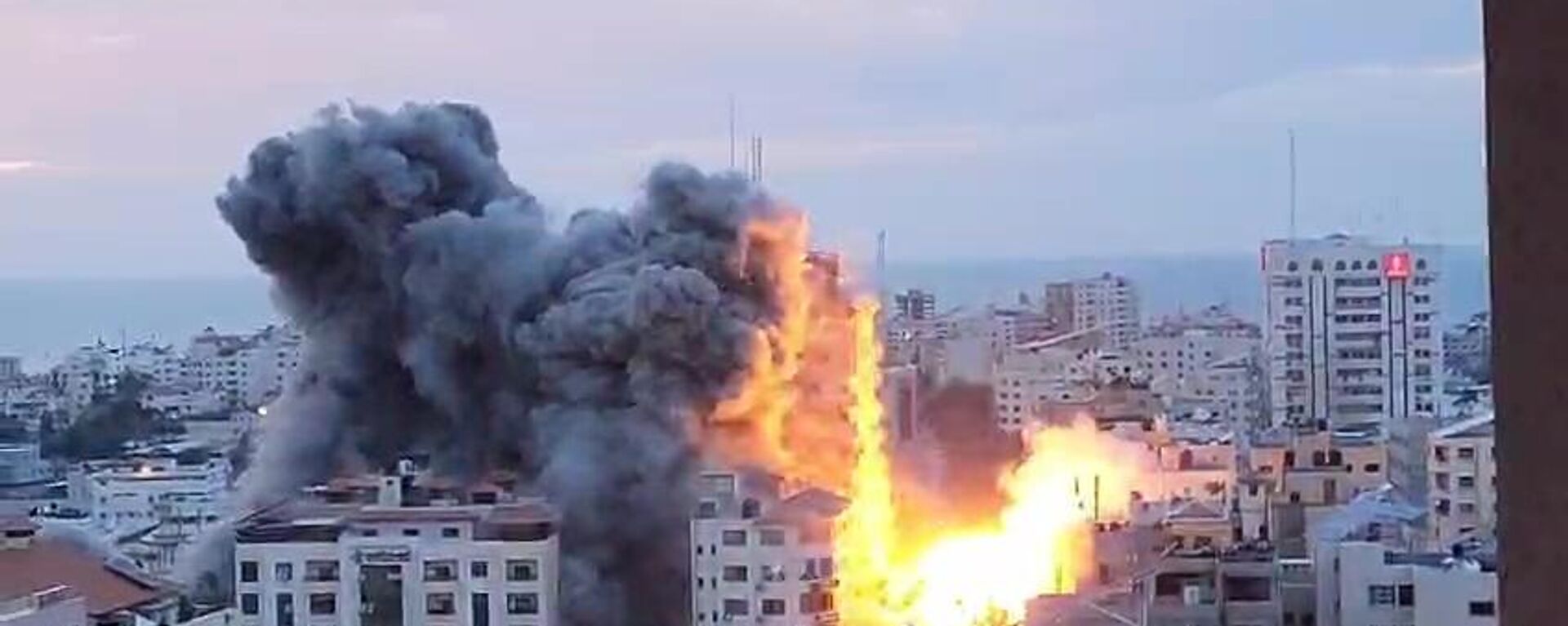 Trecho de vídeo mostra bombardeios na cidade de Gaza vistos de uma sacada, em 7 de outubro de 2023 - Sputnik Brasil, 1920, 09.10.2023