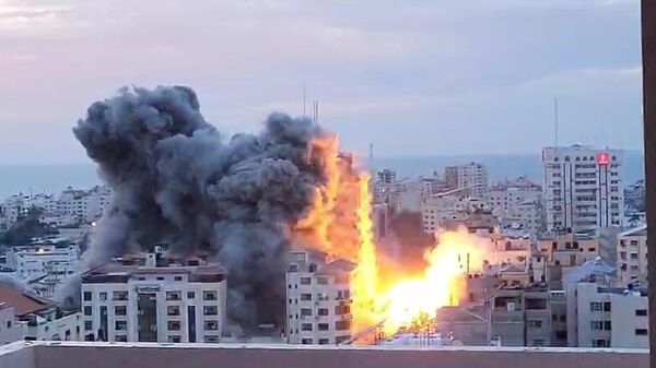 Trecho de vídeo mostra bombardeios na cidade de Gaza vistos de uma sacada, em 7 de outubro de 2023 - Sputnik Brasil