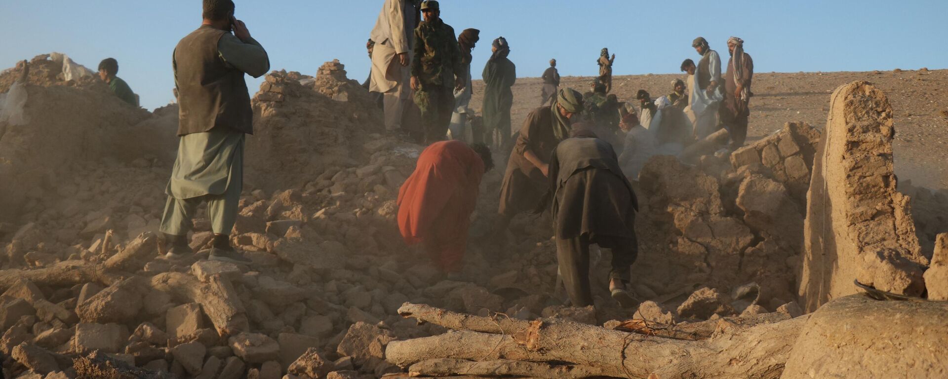 Moradores afegãos limpam os destroços de uma casa danificada após o terremoto no vilarejo de Sarbuland, no distrito de Zendeh Jan, na província de Herat, em 7 de outubro de 2023 - Sputnik Brasil, 1920, 07.10.2023