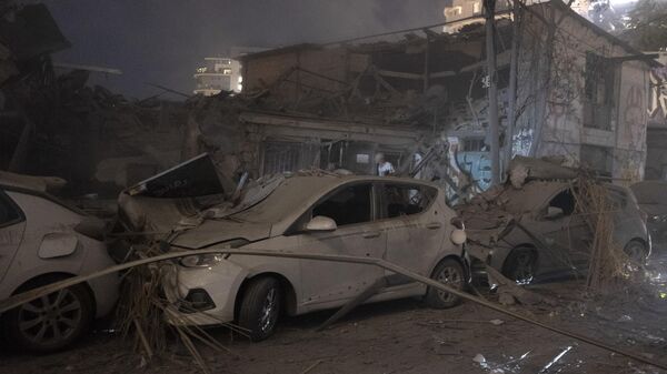 Carros e prédio sob escombros após bombardeio de foguetes em Tel Aviv, Israel, em 7 de outubro de 2023 - Sputnik Brasil