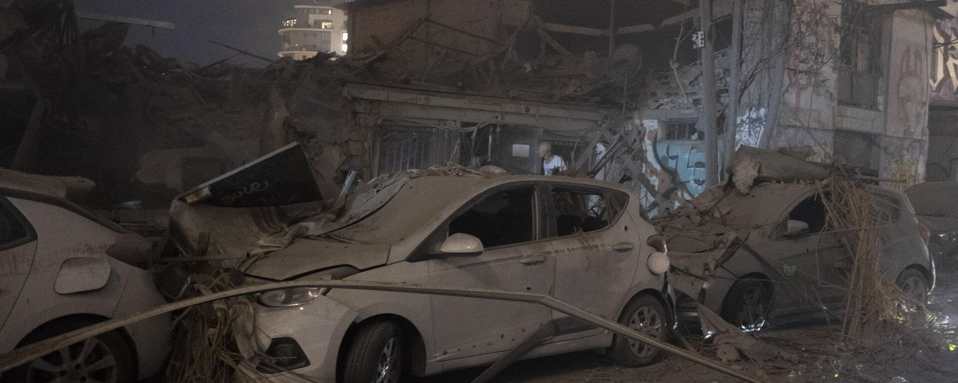 Carros e prédio sob escombros após bombardeio de foguetes em Tel Aviv, Israel, em 7 de outubro de 2023 - Sputnik Brasil, 1920, 09.10.2023