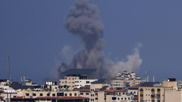 Fumaça sobe após explosão, em meio à escalada do conflito entre Israel e Palestina. Gaza, 8 de outubro de 2023 - Sputnik Brasil