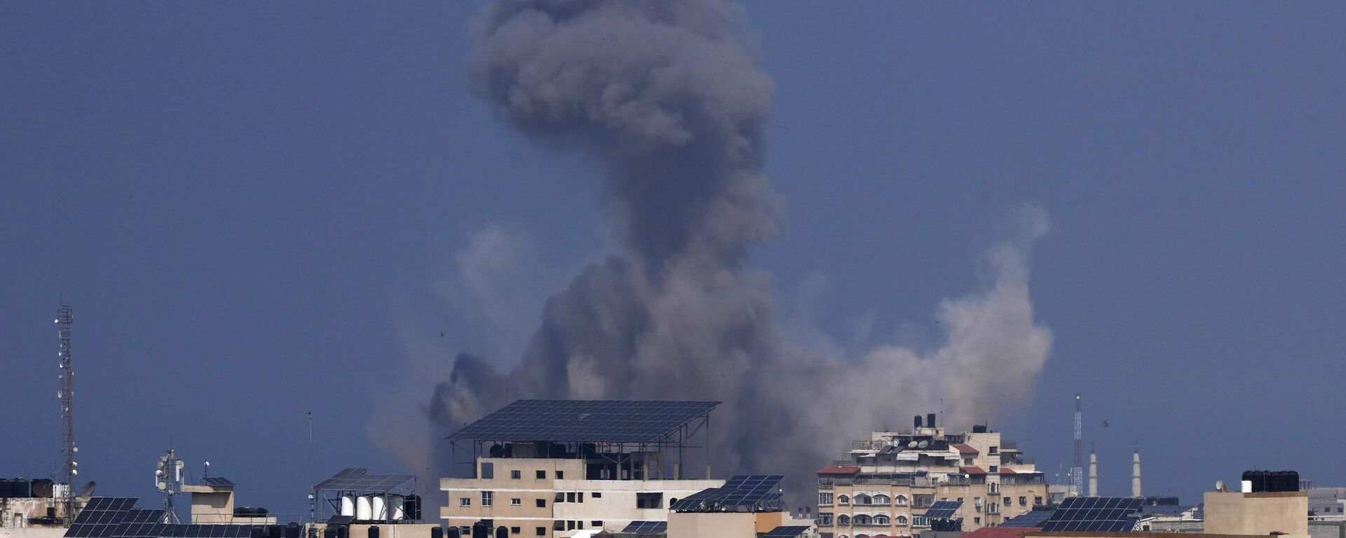 Fumaça sobe após explosão, em meio à escalada do conflito entre Israel e Palestina. Gaza, 8 de outubro de 2023 - Sputnik Brasil, 1920, 31.10.2023