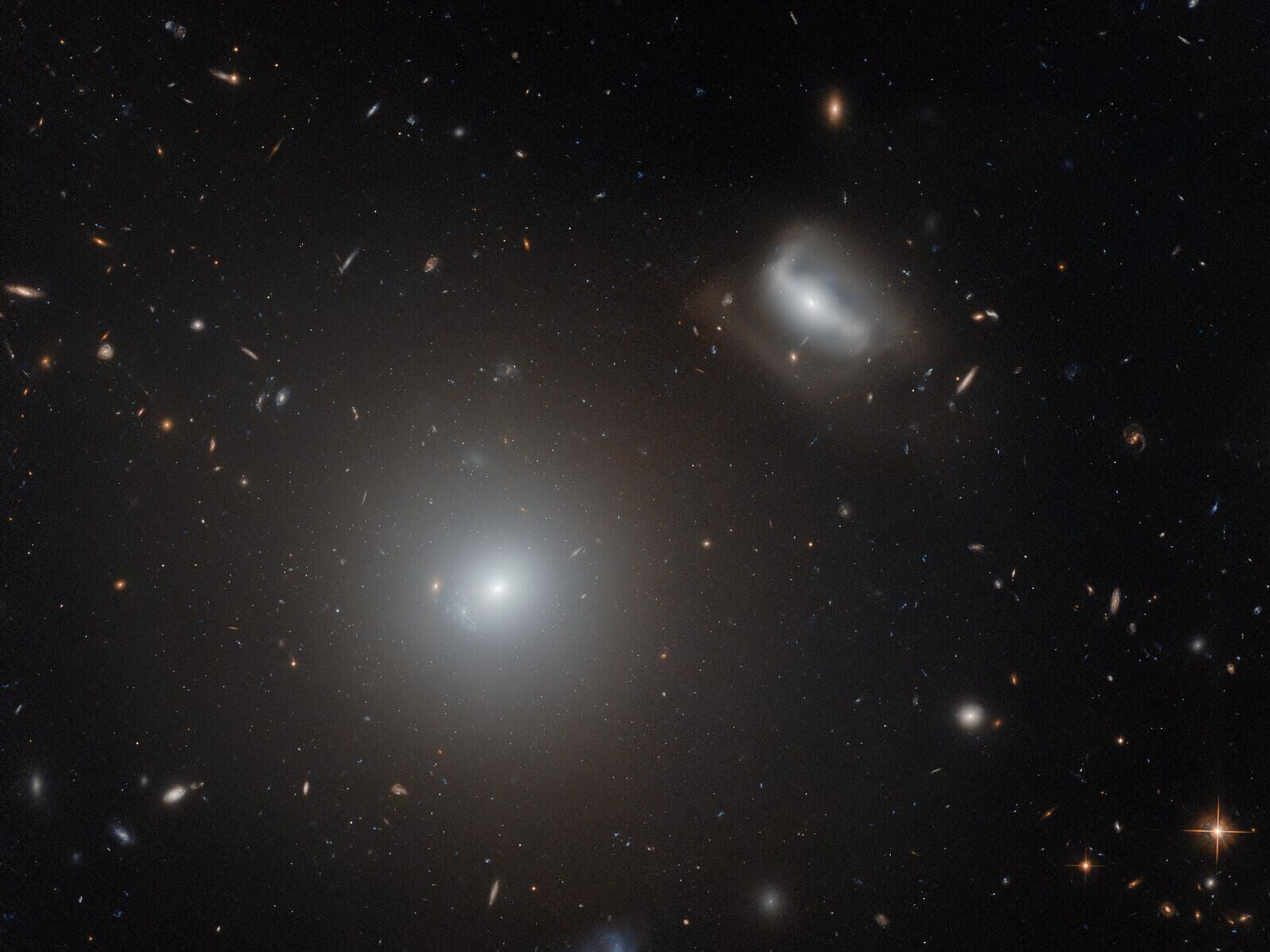 Em uma imagem, divulgada pela NASA, é possível observar a NGC 3558 no canto inferior esquerdo, enquanto a LEDA 83465 surge no canto superior direito - Sputnik Brasil, 1920, 09.10.2023