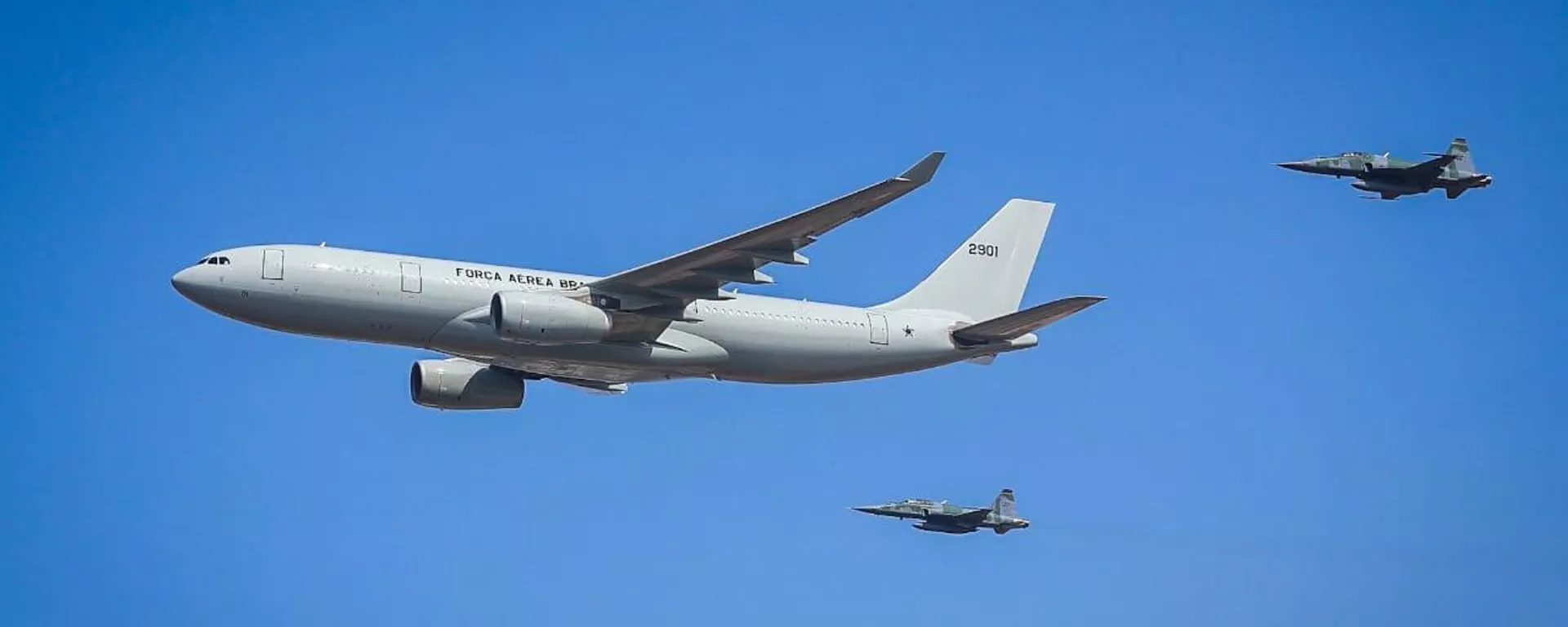 Avião KC-30 acompanhado de caças F-5 da Força Aérea Brasileira - Sputnik Brasil, 1920, 09.10.2023