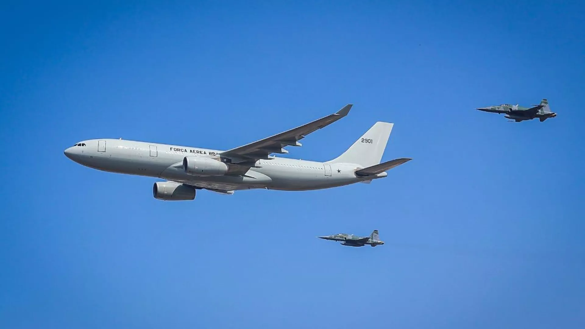 Avião KC-30 acompanhado de caças F-5 da Força Aérea Brasileira - Sputnik Brasil, 1920, 09.10.2023