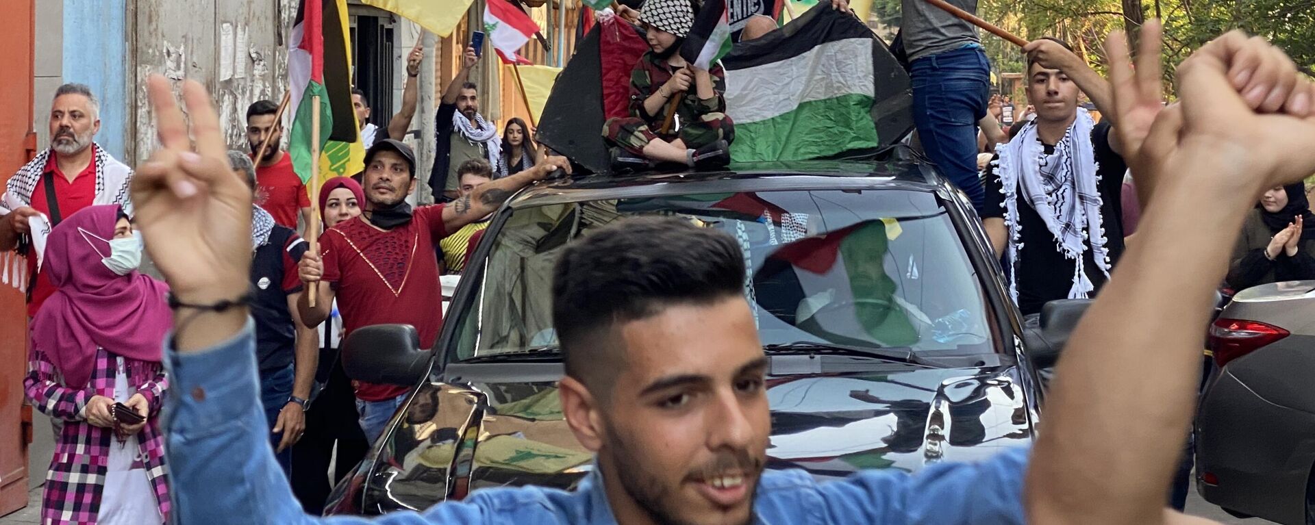 Manifestantes agitam bandeiras durante um comício contra a campanha militar israelense em Gaza. Beirute, Líbano, 14 de maio de 2021 - Sputnik Brasil, 1920, 09.10.2023