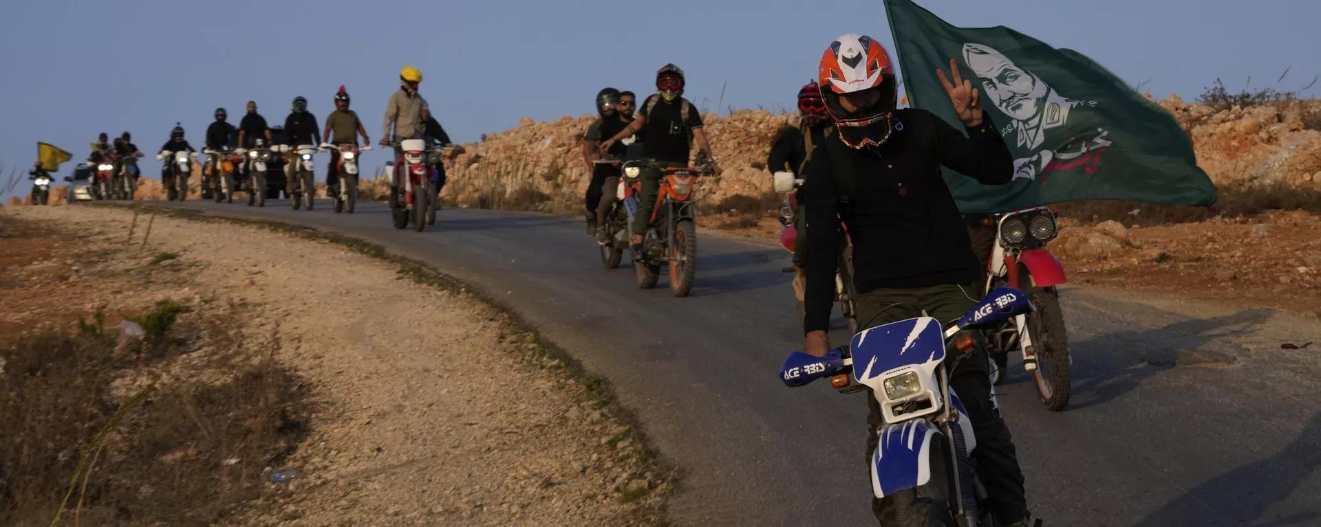 Apoiadores do Hezbollah andam de motocicleta no lado libanês da fronteira libanesa-israelense. Líbano, 8 de outubro de 2023 - Sputnik Brasil, 1920, 09.10.2023