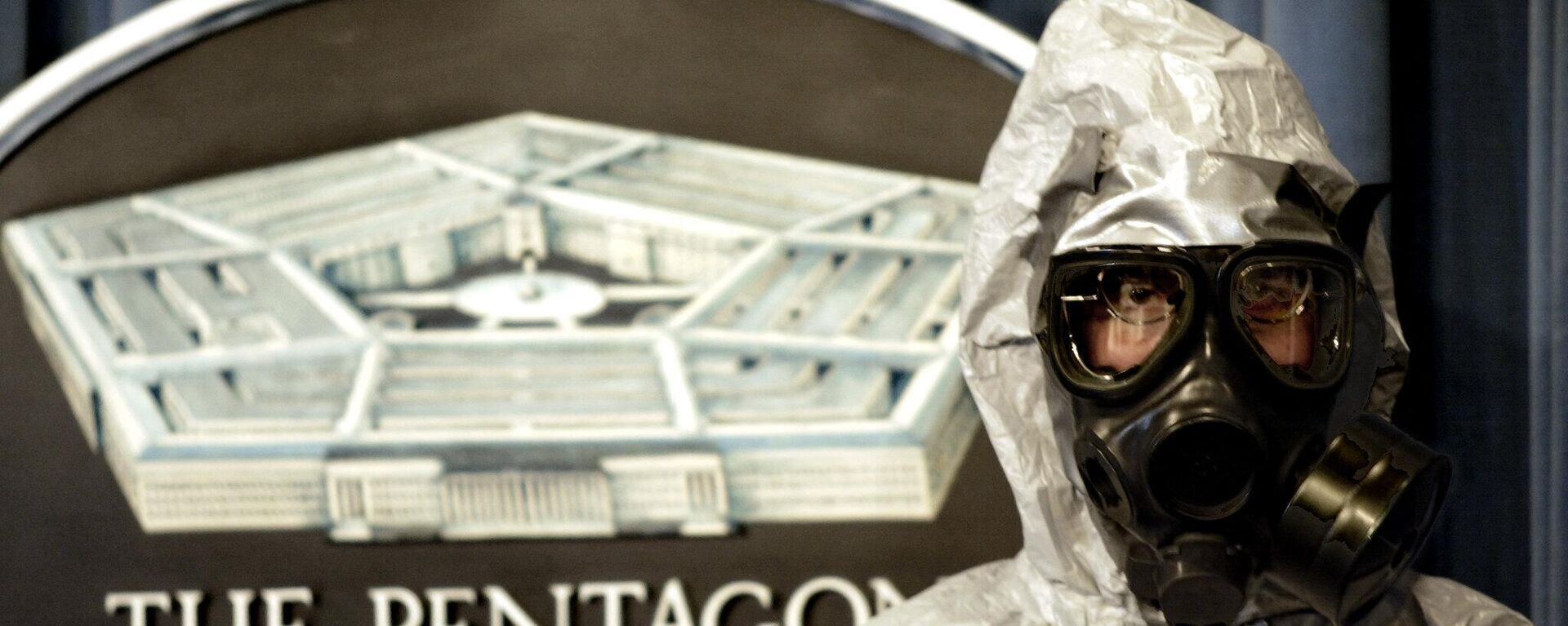 Agente da unidade de escolta técnica do Exército dos Estados Unidos demonstra o uso de um traje de proteção contra agentes biológicos. EUA, 12 de novembro de 2002 - Sputnik Brasil, 1920, 20.10.2023