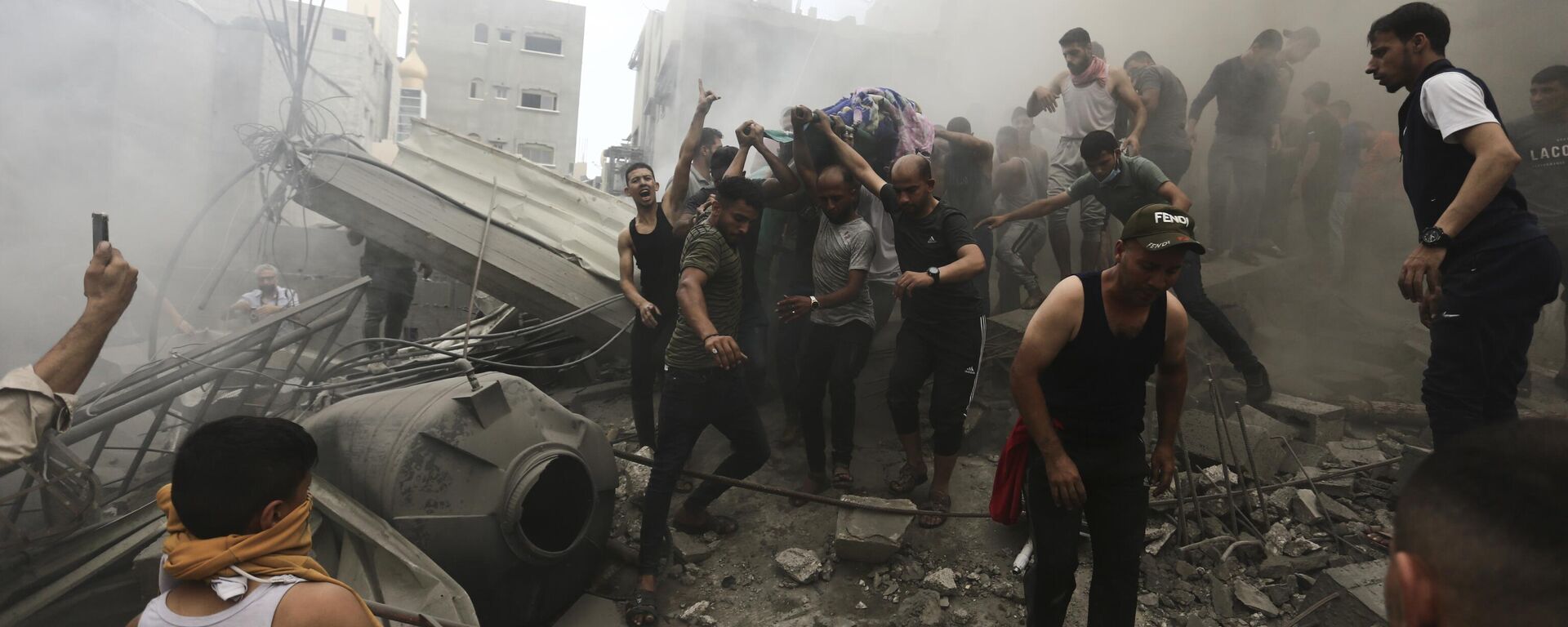 Palestinos removem um cadáver dos escombros de um prédio após um ataque aéreo israelense. Faixa de Gaza, 9 de outubro de 2023 - Sputnik Brasil, 1920, 16.10.2023