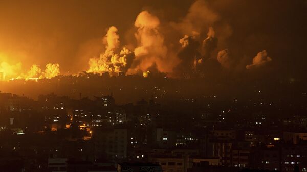 Fogo e fumaça são registrados após um ataque aéreo israelense na cidade de Gaza, 8 de outubro de 2023 - Sputnik Brasil