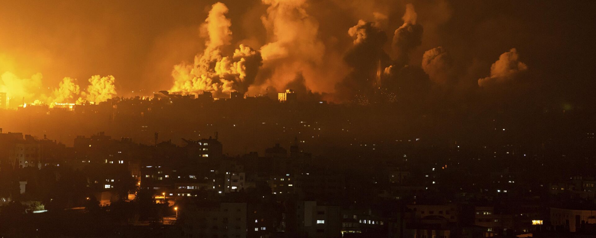 Ataque aéreo israelense na cidade de Gaza provoca incêndios e fumaça, em 8 de outubro de 2023 - Sputnik Brasil, 1920, 20.10.2023