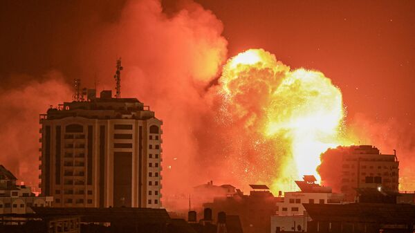 Explosão após ataque aéreo israelense na Faixa de Gaza - Sputnik Brasil