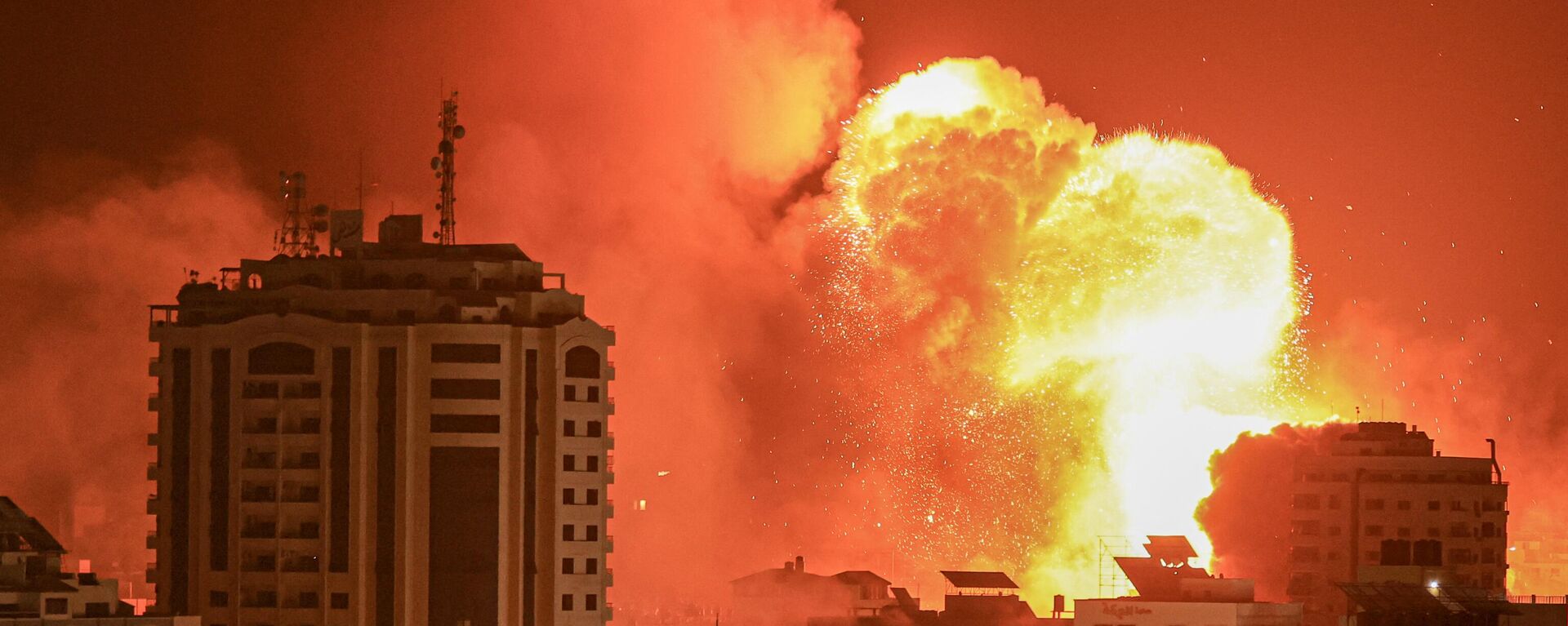 Explosão após ataque aéreo israelense na Faixa de Gaza - Sputnik Brasil, 1920, 10.10.2023