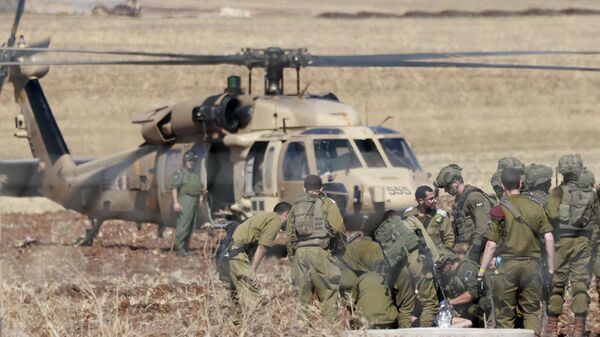 Soldados israelenses embarcando em helicóptero - Sputnik Brasil