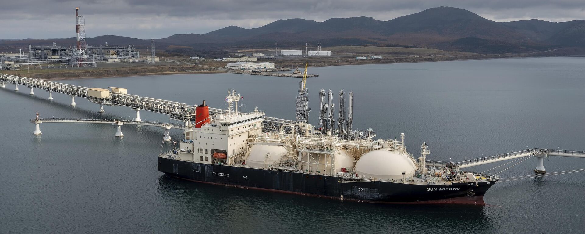 O navio-tanque Sun Arrows carrega gás natural liquefeito (GNL), do projeto Sakhalin-2, no porto de Prigorodnoe, na Rússia, 29 de outubro de 2021 - Sputnik Brasil, 1920, 28.01.2024