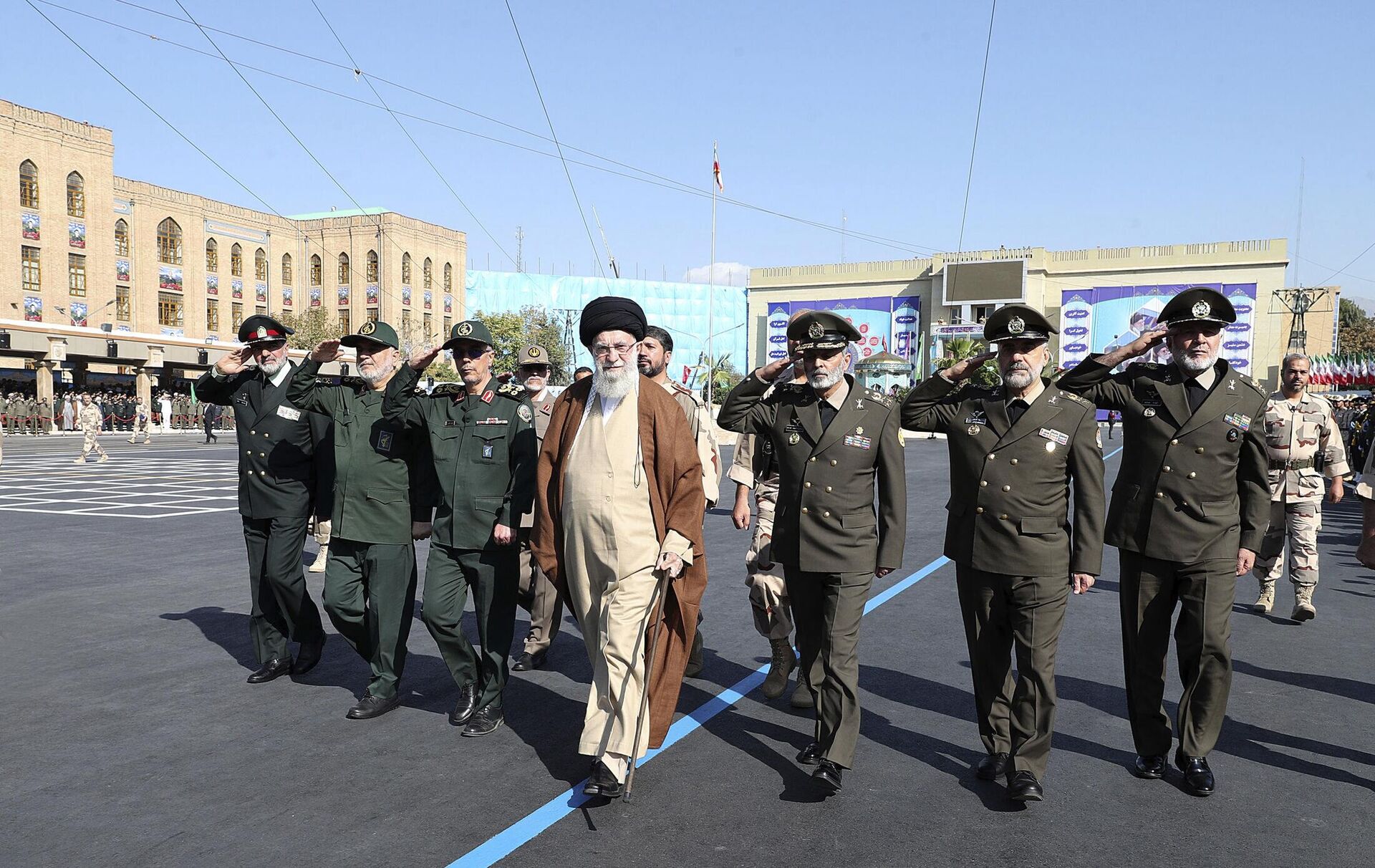 Líder Supremo Aiatolá Ali Khamenei, ao centro, analisa um grupo de cadetes das forças armadas durante sua cerimônia de formatura acompanhados por comandantes das forças armadas, em Teerã, Irã, 10 de outubro de 2023 - Sputnik Brasil, 1920, 19.10.2023