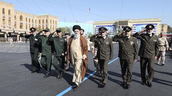 Líder supremo aiatolá Ali Khamenei, ao centro, analisa grupo de cadetes das Forças Armadas durante sua cerimônia de formatura acompanhados por comandantes das Forças Armadas em Teerã. Irã, 10 de outubro de 2023 - Sputnik Brasil