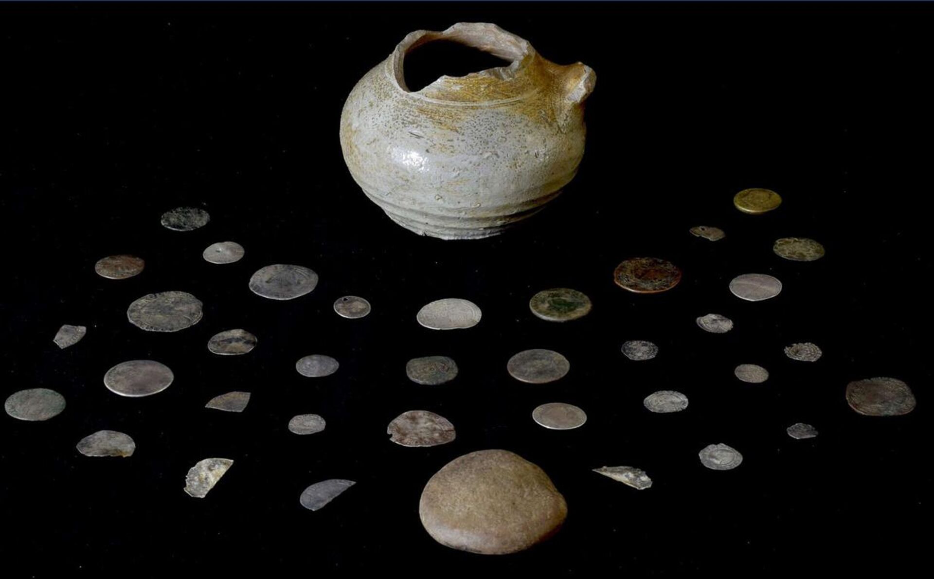 Tesouro de moedas enterradas em um pequeno recipiente foi recém-descoberto no norte da Escócia, revelando um massacre contra um clã ocorrido há mais de três séculos - Sputnik Brasil, 1920, 10.10.2023