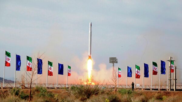 Um foguete iraniano transportando um satélite é lançado de um local não revelado que se acredita estar na província iraniana de Semnan, 22 de abril de 2020 - Sputnik Brasil