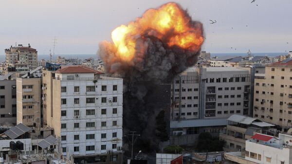 Bombardeio de edifícios na cidade palestina de Gaza em 8 de outubro de 2023 - Sputnik Brasil