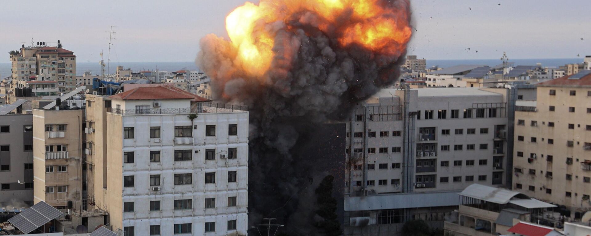 Bombardeio de edifícios na cidade palestina de Gaza em 8 de outubro de 2023 - Sputnik Brasil, 1920, 12.10.2023