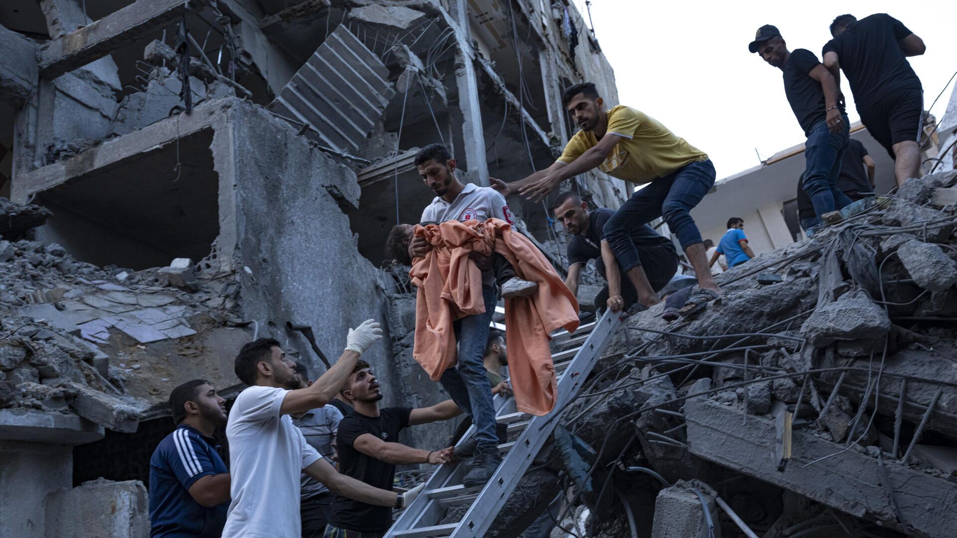 Criança resgatada em meio aos destroços após ataque de Israel que destruiu prédio. Faixa de Gaza, 10 de outubro de 2023 - Sputnik Brasil, 1920, 31.10.2023
