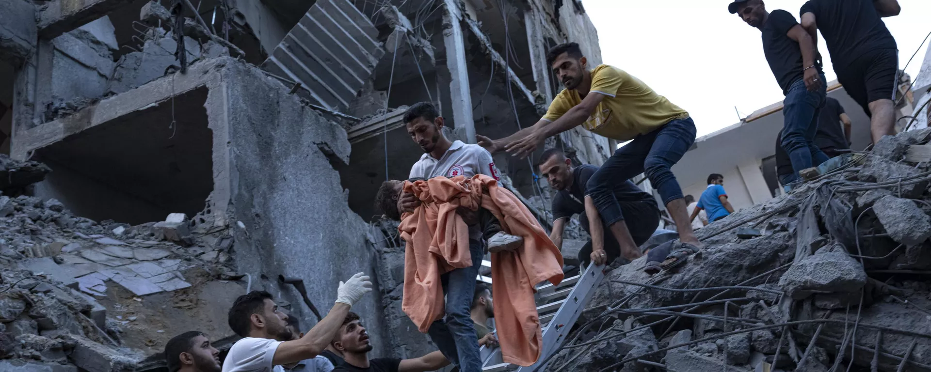 Criança resgatada em meio aos destroços após ataque de Israel que destruiu prédio. Faixa de Gaza, 10 de outubro de 2023 - Sputnik Brasil, 1920, 10.10.2023